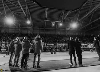 C.G Photographie, Colin Girard, HCA, HCAjoie, Hockey Club Ajoie, Levé de Maillot - Steven Barras, NL, National League, Porrentruy, RAIFFEISEN ARENA, Saison 2023-24, Steven Barras, avant match, cérémonie, hockey, intérieur patinoire