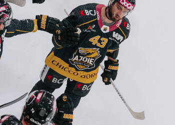 43 Brennan Terrence James, But, C.G Photographie, Colin Girard, HCA, HCAjoie, Hockey Club Ajoie, Joueurs NL, NL, National League, Porrentruy, RAIFFEISEN ARENA, Saison 2023-24, célébration, hockey