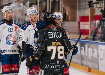 78 Sopa Kyen, C.G Photographie, Colin Girard, Fin de match, HCA, HCAjoie, Hockey Club Ajoie, NL, National League, Porrentruy, RAIFFEISEN ARENA, Saison 2023-24, complicité, hockey