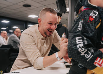 C.G Photographie, Colin Girard, HCA, HCAjoie, Hockey Club Ajoie, Levé de Maillot - Steven Barras, NL, National League, Porrentruy, RAIFFEISEN ARENA, Saison 2023-24, Steven Barras, hockey, séance d'autographe