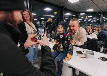 C.G Photographie, Colin Girard, HCA, HCAjoie, Hockey Club Ajoie, Levé de Maillot - Steven Barras, NL, National League, Porrentruy, RAIFFEISEN ARENA, Saison 2023-24, Steven Barras, hockey, séance d'autographe