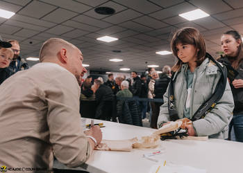 C.G Photographie, Colin Girard, HCA, HCAjoie, Hockey Club Ajoie, Levé de Maillot - Steven Barras, NL, National League, Porrentruy, RAIFFEISEN ARENA, Saison 2023-24, Steven Barras, hockey, séance d'autographe