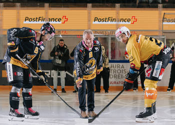 C.G Photographie, Colin Girard, Fernand Leblanc, HCA, HCAjoie, Hockey Club Ajoie, NL, National League, Porrentruy, Puck Drop, RAIFFEISEN ARENA, Saison 2023-24, ancien joueur, avant match, engagement, hockey