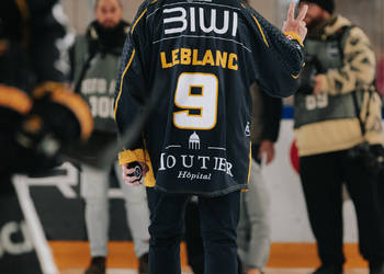 C.G Photographie, Colin Girard, Fernand Leblanc, HCA, HCAjoie, Hockey Club Ajoie, NL, National League, Porrentruy, Puck Drop, RAIFFEISEN ARENA, Saison 2023-24, ancien joueur, avant match, engagement, hockey