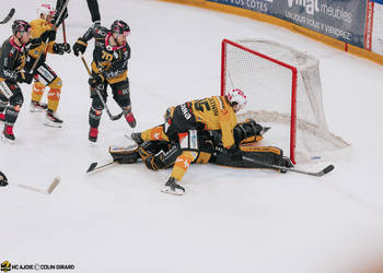 1 Wolf Tim, C.G Photographie, Colin Girard, Gardien, HCA, HCAjoie, Hockey Club Ajoie, Joueurs NL, NL, National League, Porrentruy, RAIFFEISEN ARENA, SC Bern, Saison 2023-24, arrêt, hockey