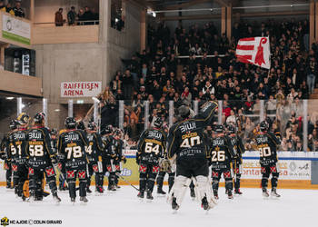 C.G Photographie, Colin Girard, Fin de match, HCA, HCAjoie, Hockey Club Ajoie, NL, National League, Porrentruy, Public, RAIFFEISEN ARENA, Saison 2023-24, cop, drapeaux, hockey, kop, supporters