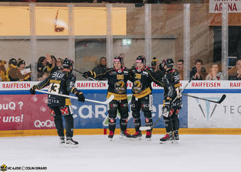 38 Asselin Guillaume, But, C.G Photographie, Colin Girard, HCA, HCAjoie, Hockey Club Ajoie, Joueurs NL, NL, National League, Porrentruy, RAIFFEISEN ARENA, Saison 2023-24, célébration, hockey, sourire