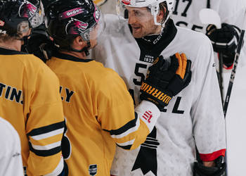 C.G Photographie, Colin Girard, EHC Basel, Fin de match, HCA, HCAjoie, Hockey Club Ajoie, Match amical, NL, National League, Porrentruy, RAIFFEISEN ARENA, Saison 2024-25, complicité, hockey