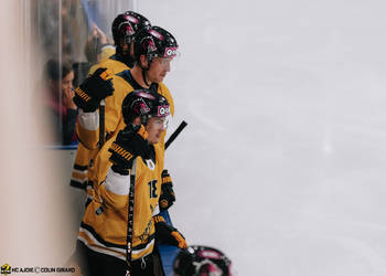 18 Pouilly Bastien, C.G Photographie, Colin Girard, EHC Basel, HCA, HCAjoie, Hockey Club Ajoie, Joueurs NL, Match amical, NL, National League, Porrentruy, RAIFFEISEN ARENA, Saison 2023-24, Saison 2024-25, banc joueur, hockey