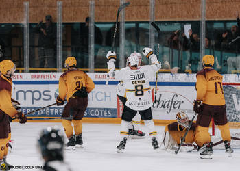 8 Devos Philip-Michaël, But, C.G Photographie, Colin Girard, GSHC, Genève Servette Hockey Club, HCA, HCAjoie, Hockey Club Ajoie, Joueurs NL, Maillot Extérieur, Maillot blanc, Match amical, NL, National League, Porrentruy, RAIFFEISEN ARENA, Saison 2023-24, Saison 2024-25, célébration, hockey