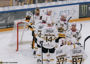 C.G Photographie, Colin Girard, Fin de match, GSHC, Genève Servette Hockey Club, Groupe, HCA, HCAjoie, Hockey Club Ajoie, Maillot Extérieur, Maillot blanc, Match amical, NL, National League, Porrentruy, RAIFFEISEN ARENA, Saison 2024-25, complicité, hockey
