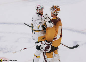 47 Maurer Marco, C.G Photographie, Colin Girard, Fin de match, GSHC, Genève Servette Hockey Club, HCA, HCAjoie, Hockey Club Ajoie, Maillot Extérieur, Maillot blanc, Match amical, NL, National League, Porrentruy, RAIFFEISEN ARENA, Saison 2024-25, complicité, hockey