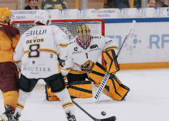 1 Conz Benjamin, C.G Photographie, Colin Girard, GSHC, Genève Servette Hockey Club, HCA, HCAjoie, Hockey Club Ajoie, Maillot Extérieur, Maillot blanc, Match amical, NL, National League, Porrentruy, RAIFFEISEN ARENA, Saison 2024-25, hockey