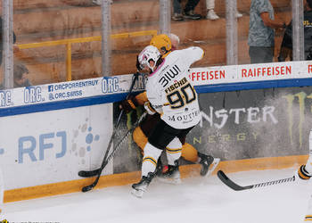 90 Fischer Jannik, C.G Photographie, Colin Girard, GSHC, Genève Servette Hockey Club, HCA, HCAjoie, Hockey Club Ajoie, Maillot Extérieur, Maillot blanc, Match amical, NL, National League, Porrentruy, RAIFFEISEN ARENA, Saison 2024-25, charge à la bande, faute, hockey