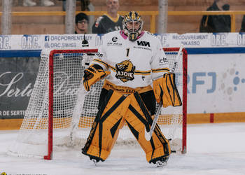 1 Conz Benjamin, C.G Photographie, Colin Girard, GSHC, Genève Servette Hockey Club, HCA, HCAjoie, Hockey Club Ajoie, Maillot Extérieur, Maillot blanc, Match amical, NL, National League, Porrentruy, RAIFFEISEN ARENA, Saison 2024-25, hockey