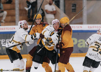 2 Pilet Valentin, C.G Photographie, Colin Girard, GSHC, Genève Servette Hockey Club, HCA, HCAjoie, Hockey Club Ajoie, Joueurs NL, Maillot Extérieur, Maillot blanc, Match amical, NL, National League, Porrentruy, RAIFFEISEN ARENA, Saison 2023-24, Saison 2024-25, charge, grimace, hockey