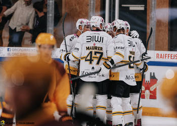 47 Maurer Marco, But, C.G Photographie, Colin Girard, GSHC, Genève Servette Hockey Club, Groupe, HCA, HCAjoie, Hockey Club Ajoie, Maillot Extérieur, Maillot blanc, Match amical, NL, National League, Porrentruy, RAIFFEISEN ARENA, Saison 2024-25, célébration, hockey