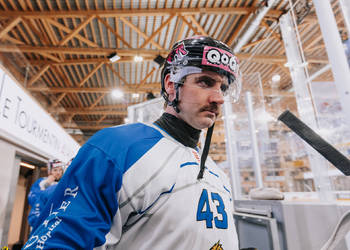 43 Brennan Terrence James, C.G Photographie, Club National League, Colin Girard, HCA, HCA Vs SC Bern, HCAjoie, Hockey Club Ajoie, Joueurs 1ERE, NL, National League, Porrentruy, RAIFFEISEN ARENA, Saison 2024-25, Warm Up, betisier, hockey