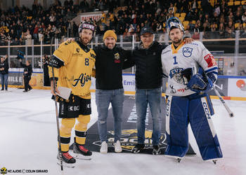 1 Wolf Tim, 8 Devos Philip-Michaël, C.G Photographie, Colin Girard, Fin de match, Gardien, HCA, HCA Vs EVZ, HCAjoie, Hockey Club Ajoie, Joueurs NL, Maillot Jaune, NL, National League, Porrentruy, RAIFFEISEN ARENA, Saison 2023-24, Saison 2024-25, hockey