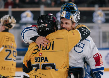 1 Wolf Tim, 78 Sopa Kyen, C.G Photographie, Colin Girard, Fin de match, Gardien, HCA, HCA Vs EVZ, HCAjoie, Hockey Club Ajoie, Joueurs 1ERE, Joueurs NL, Maillot Jaune, NL, National League, Porrentruy, RAIFFEISEN ARENA, Saison 2023-24, Saison 2024-25, complicité, hockey