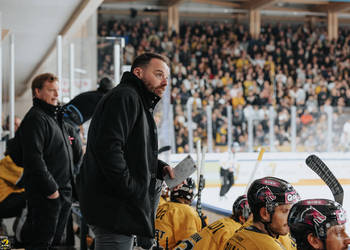 C.G Photographie, Club National League, Colin Girard, HCA, HCAjoie, Hockey Club Ajoie, Maillot Jaune, NL, National League, Porrentruy, RAIFFEISEN ARENA, Saison 2024-25, Vauclair Julien Dir. Sportif - Entraineur, banc joueur, hockey