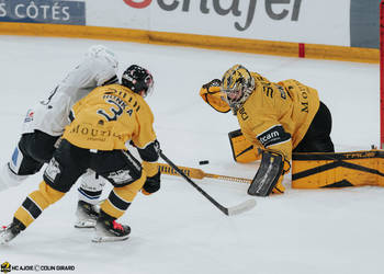 1 Conz Benjamin, 3 Honka Anttoni, C.G Photographie, Club National League, Colin Girard, HCA, HCAjoie, Hockey Club Ajoie, Joueurs 1ERE, Maillot Jaune, NL, National League, Porrentruy, RAIFFEISEN ARENA, Saison 2024-25, arrêt, hockey