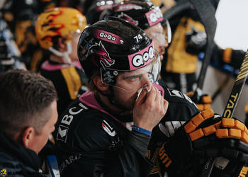 74 Nättinen Julius, C.G Photographie, Club National League, Colin Girard, HCA, HCA Vs HCAP, HCAjoie, Hockey Club Ajoie, Joueurs 1ERE, NL, National League, Porrentruy, RAIFFEISEN ARENA, Saison 2024-25, blessure, hockey, maillot noir, nez