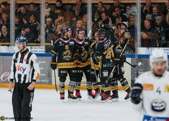 3 Honka Anttoni, 41 Bellmare Pierre-Edouard, 8 Devos Philip-Michaël, But, C.G Photographie, Club National League, Colin Girard, Groupe, HCA, HCA Vs HCAP, HCAjoie, Hockey Club Ajoie, Joueurs 1ERE, NL, National League, Porrentruy, RAIFFEISEN ARENA, Saison 2024-25, célébration, hockey, maillot noir
