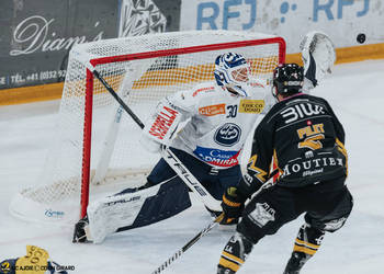 2 Pilet Valentin, C.G Photographie, Club National League, Colin Girard, HCA, HCA Vs HCAP, HCAjoie, Hockey Club Ajoie, Joueurs 1ERE, NL, National League, Porrentruy, RAIFFEISEN ARENA, Saison 2024-25, hockey, maillot noir, occasion manquée