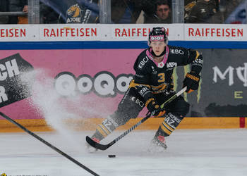 3 Honka Anttoni, C.G Photographie, Club National League, Colin Girard, HCA, HCA Vs HCAP, HCAjoie, Hockey Club Ajoie, Monster Energy, NL, National League, Porrentruy, Qoqa, RAIFFEISEN ARENA, Saison 2024-25, freinage, hockey, maillot noir, neige, sponsor