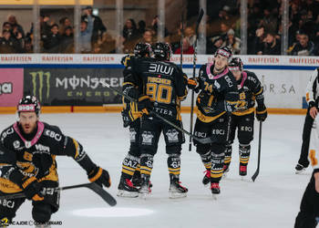 74 Nättinen Julius, 90 Fischer Jannik, But, C.G Photographie, Club National League, Colin Girard, HCA, HCA Vs HCAP, HCAjoie, Hockey Club Ajoie, Joueurs 1ERE, NL, National League, Porrentruy, RAIFFEISEN ARENA, Saison 2024-25, célébration, hockey, maillot noir