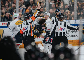 90 Fischer Jannik, C.G Photographie, Club National League, Colin Girard, HCA, HCA Vs HCAP, HCAjoie, Hockey Club Ajoie, Joueurs 1ERE, NL, National League, Porrentruy, RAIFFEISEN ARENA, Saison 2024-25, bagarre, hockey, maillot noir