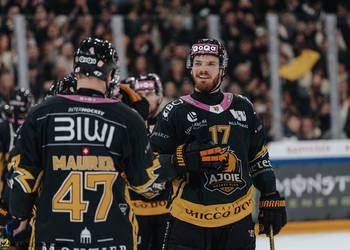 17 Thiry Thomas, C.G Photographie, Club National League, Colin Girard, Fin de match, HCA, HCA Vs HCAP, HCAjoie, Hockey Club Ajoie, Joueurs 1ERE, NL, National League, Porrentruy, RAIFFEISEN ARENA, Saison 2024-25, Victoire, hockey, maillot noir, sourire