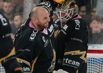 1 Conz Benjamin, 40 Ciaccio Damiano, C.G Photographie, Club National League, Colin Girard, Fin de match, Gardien, HCA, HCA Vs HCAP, HCAjoie, Hockey Club Ajoie, Joueurs 1ERE, NL, National League, Porrentruy, RAIFFEISEN ARENA, Saison 2024-25, Victoire, complicité, hockey, maillot noir, sourire