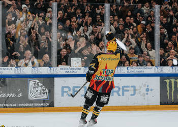 32 Turkulainen Jerry, C.G Photographie, Club National League, Colin Girard, Fin de match, HCA, HCA Vs HCAP, HCAjoie, Hockey Club Ajoie, Joueurs 1ERE, NL, National League, Porrentruy, Postfinance Topscorer, RAIFFEISEN ARENA, Saison 2024-25, Victoire, hockey, maillot noir