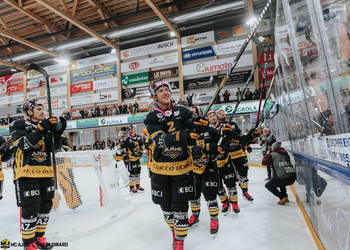 2 Pilet Valentin, C.G Photographie, Club National League, Colin Girard, Fin de match, HCA, HCA Vs HCAP, HCAjoie, Hockey Club Ajoie, Joueurs 1ERE, NL, National League, Porrentruy, RAIFFEISEN ARENA, Saison 2024-25, Victoire, hockey, maillot noir, sourire