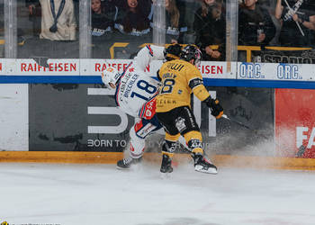 18 Pouilly Bastien, BIWI, C.G Photographie, Club National League, Colin Girard, HCA, HCA Vs ZSCLions, HCAjoie, Hockey Club Ajoie, Joueurs 1ERE, Maillot Jaune, NL, National League, Porrentruy, RAIFFEISEN ARENA, Saison 2024-25, biwi, charge, hockey, sponsor