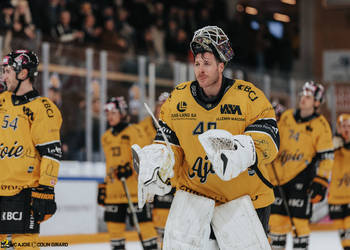 40 Ciaccio Damiano, C.G Photographie, Club National League, Colin Girard, Fin de match, Gardien, Groupe, HCA, HCAjoie, Hockey Club Ajoie, Joueurs 1ERE, Maillot Jaune, NL, National League, Porrentruy, RAIFFEISEN ARENA, Saison 2024-25, Victoire, emotion, hockey