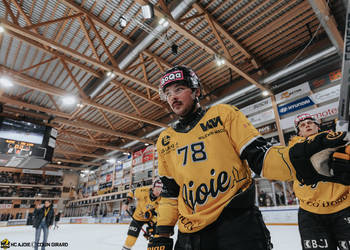 78 Sopa Kyen, C.G Photographie, Club National League, Colin Girard, Fin de match, Groupe, HCA, HCAjoie, Hockey Club Ajoie, Joueurs 1ERE, Maillot Jaune, NL, National League, Porrentruy, RAIFFEISEN ARENA, Saison 2024-25, Victoire, emotion, hockey