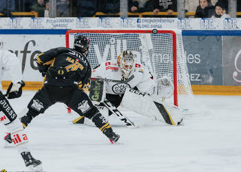 4 Hazen Jonathan, C.G Photographie, Club National League, Colin Girard, HCA, HCA Vs HCL, HCAjoie, Hockey Club Ajoie, Joueurs 1ERE, NL, National League, Porrentruy, RAIFFEISEN ARENA, Saison 2024-25, hockey, maillot noir, occasion manquée