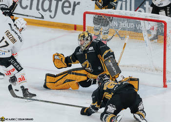 1 Conz Benjamin, C.G Photographie, Club National League, Colin Girard, HCA, HCA Vs HCL, HCAjoie, Hockey Club Ajoie, Joueurs 1ERE, NL, National League, Porrentruy, RAIFFEISEN ARENA, Saison 2024-25, arrêt, hockey, maillot noir