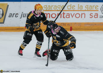 41 Bellmare Pierre-Edouard, C.G Photographie, Club National League, Colin Girard, HCA, HCA Vs HCL, HCAjoie, Hockey Club Ajoie, NL, National League, Porrentruy, RAIFFEISEN ARENA, Saison 2024-25, célébration, hockey, maillot noir