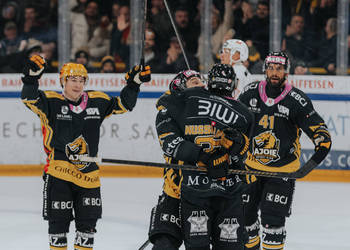 32 Turkulainen Jerry, 37 Nussbaumer Arno, 41 Bellmare Pierre-Edouard, But, C.G Photographie, Club National League, Colin Girard, Groupe, HCA, HCA Vs HCL, HCAjoie, Hockey Club Ajoie, Joueurs 1ERE, NL, National League, Porrentruy, Postfinance Topscorer, RAIFFEISEN ARENA, Saison 2024-25, célébration, hockey, maillot noir