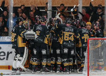 37 Nussbaumer Arno, But, C.G Photographie, Club National League, Colin Girard, Fin de match, Groupe, HCA, HCA Vs HCL, HCAjoie, Hockey Club Ajoie, Joueurs 1ERE, NL, National League, Porrentruy, RAIFFEISEN ARENA, Saison 2024-25, célébration, hockey, maillot noir