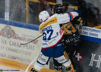 43 Brennan Terrence James, C.G Photographie, Club National League, Colin Girard, HCA, HCA Vs EHCK, HCAjoie, Hockey Club Ajoie, Joueurs 1ERE, NL, National League, Porrentruy, RAIFFEISEN ARENA, Saison 2024-25, charge à la bande, faute, hockey