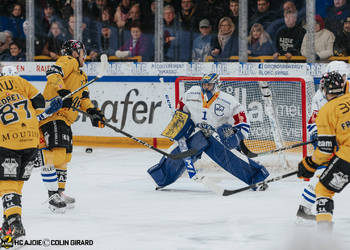 1 Wolf Tim, 8 Devos Philip-Michaël, C.G Photographie, Club National League, Colin Girard, Gardien, HC Ajoie, HCA, HCA Vs EVZ, Joueurs 1ERE, Joueurs NL, NL, National League, RAIFFEISEN ARENA, Saison 2023-24, Saison 2024-25, Saison24-25, hockey, occasion manquée
