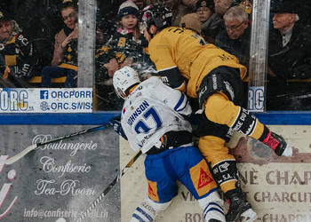 17 Thiry Thomas, C.G Photographie, Club National League, Colin Girard, HC Ajoie, HCA, HCA Vs EVZ, Joueurs 1ERE, NL, National League, RAIFFEISEN ARENA, Saison 2024-25, Saison24-25, charge à la bande, faute, hockey