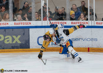47 Maurer Marco, C.G Photographie, Club National League, Colin Girard, HC Ajoie, HCA, HCA Vs EVZ, Joueurs 1ERE, NL, National League, RAIFFEISEN ARENA, Saison 2024-25, Saison24-25, betisier, chute, hockey