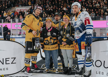 4 Hazen Jonathan, C.G Photographie, Club National League, Colin Girard, Fin de match, HC Ajoie, HCA, HCA Vs EVZ, Joueurs 1ERE, NL, National League, RAIFFEISEN ARENA, Saison 2024-25, Saison24-25, hockey, meilleurs joueurs