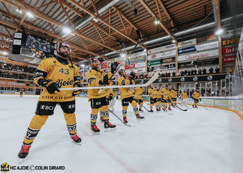 43 Brennan Terrence James, C.G Photographie, Club National League, Colin Girard, Fin de match, Groupe, HC Ajoie, HCA, HCA Vs EVZ, Joueurs 1ERE, NL, National League, RAIFFEISEN ARENA, Saison 2024-25, Saison24-25, hockey, sourire